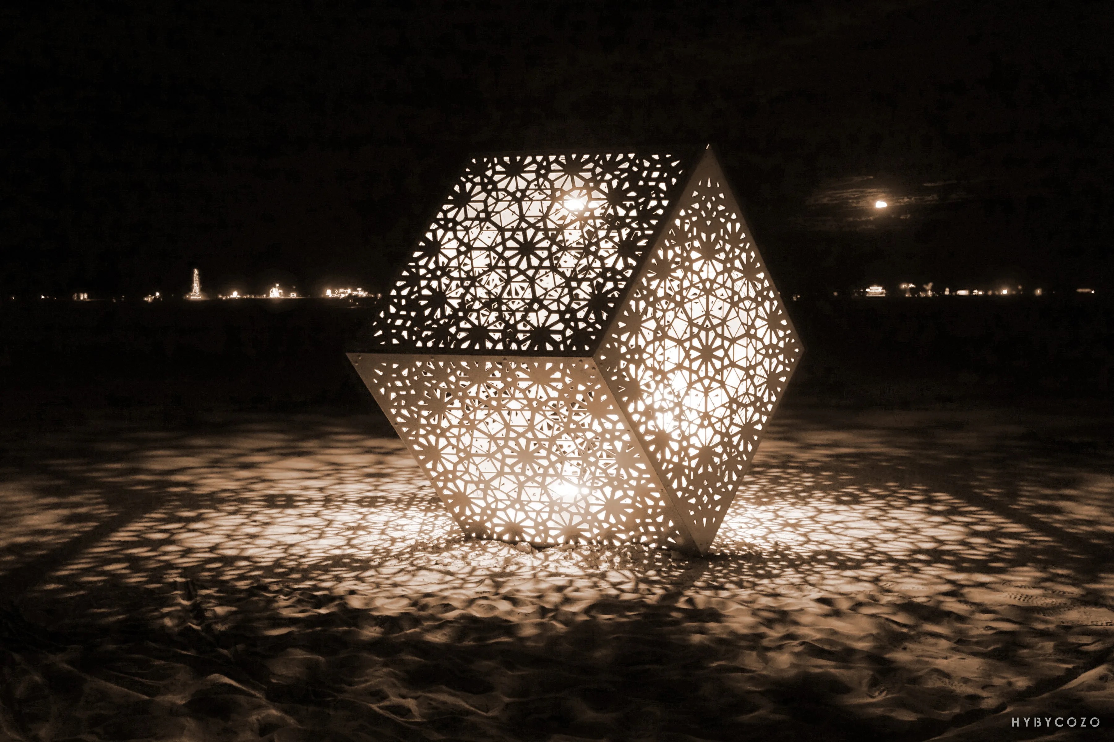 Geometric lattice sculpture casting patterned light